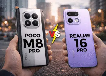 Comparación de dos smartphones mostrando resultados de una prueba tecnológica en pantalla