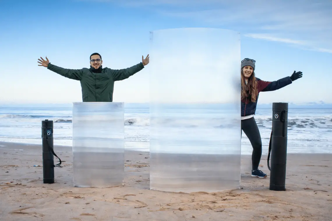Escudo de invisibilidad real en la playa que hace invisible todo lo que hay detrás mediante tecnología óptica avanzada