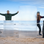 Escudo de invisibilidad real en la playa que hace invisible todo lo que hay detrás mediante tecnología óptica avanzada