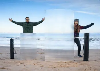 Escudo de invisibilidad real en la playa que hace invisible todo lo que hay detrás mediante tecnología óptica avanzada