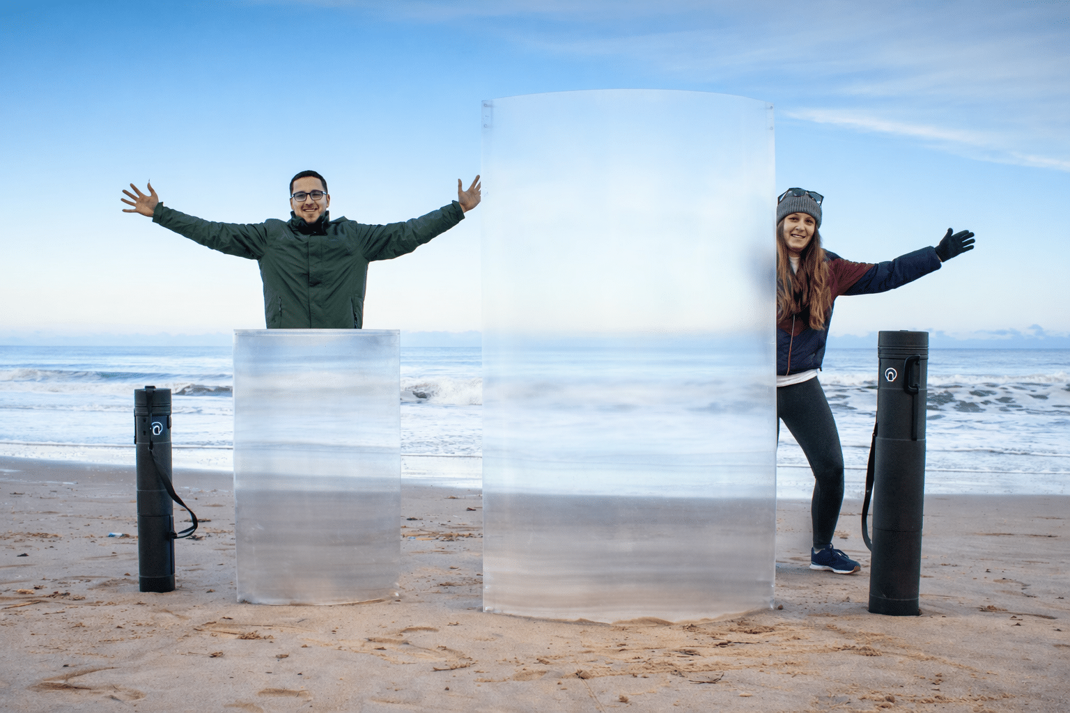 Escudo de invisibilidad real en la playa que hace invisible todo lo que hay detrás mediante tecnología óptica avanzada