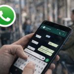 Smartphone con WhatsApp abierto mostrando un chat en transporte público y el logo de whatsapp destacado.