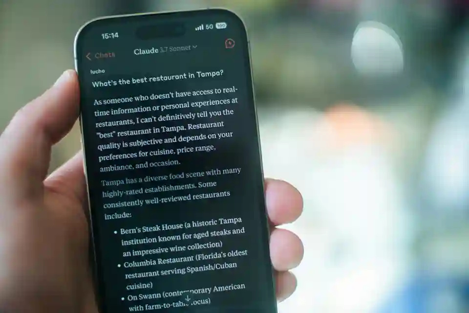 Pantalla de teléfono móvil mostrando una conversación con el modelo de inteligencia artificial Claude.