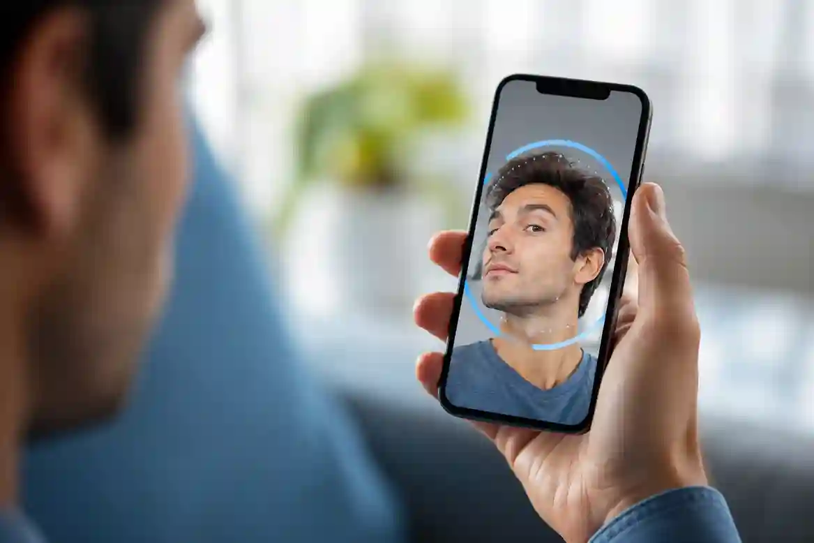 Escaneo biométrico facial en la pantalla de un teléfono móvil para validar la identidad del usuario.