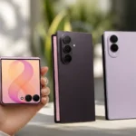 Varios smartphones plegables Samsung Galaxy Z Fold y Z Flip exhibidos sobre una mesa junto a una mano sosteniendo un dispositivo.