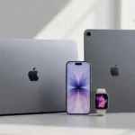 MacBook, iPhone, Apple Watch e iPad colocados en posición vertical sobre un escritorio iluminado por el sol.