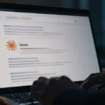 Portátil mostrando el logo de Claude integrado en el buscador de Google en una simulación de filtración de datos.