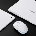 Filtración de los nuevos dispositivos Googlebook de Lenovo de color blanco sobre un fondo oscuro, mostrando una laptop, una tablet y el ratón con inteligencia artificial para Núñez Tech.