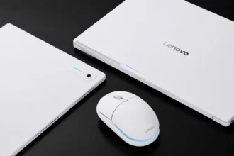 Filtración de los nuevos dispositivos Googlebook de Lenovo de color blanco sobre un fondo oscuro, mostrando una laptop, una tablet y el ratón con inteligencia artificial para Núñez Tech.