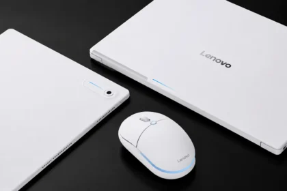 Filtración de los nuevos dispositivos Googlebook de Lenovo de color blanco sobre un fondo oscuro, mostrando una laptop, una tablet y el ratón con inteligencia artificial para Núñez Tech.