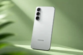 Vista trasera del Samsung Galaxy S26 FE en color blanco sobre un fondo verde claro, mostrando su diseño con triple cámara alineada verticalmente.