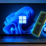 Portátil con Windows 11 junto a un módulo de memoria RAM, representando las nuevas optimizaciones de Microsoft para mejorar el rendimiento en equipos con 8 GB de RAM.