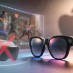 Gafas inteligentes de Apple junto a un Vision Pro tachado con una clase de fitness proyectada de fondo